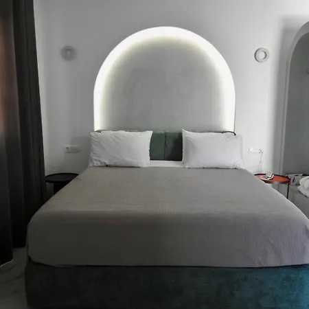 Avant Garde Apartment *